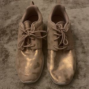 Nike rose gold sneaker NEVER WORN size 8